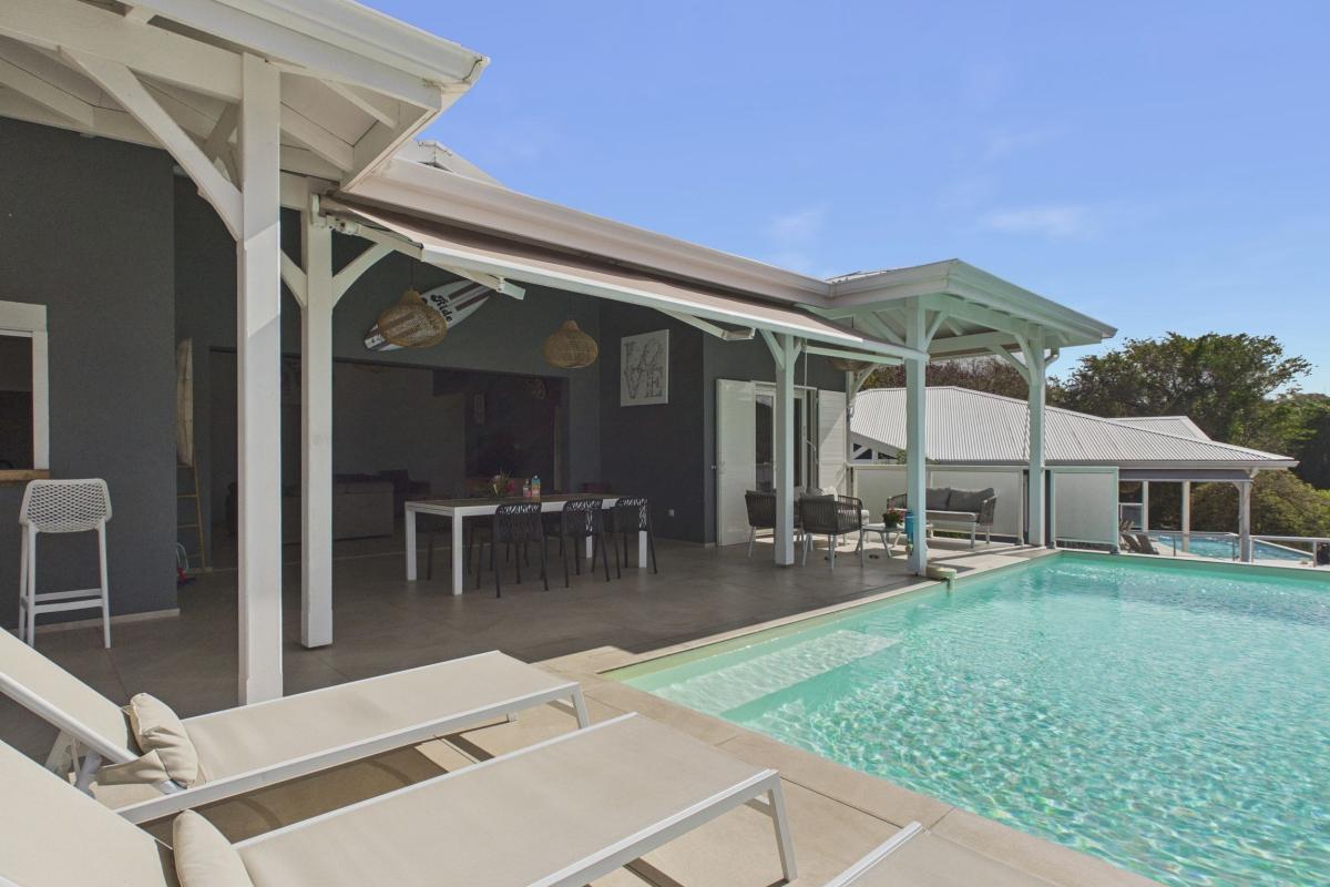 Location villa piscine 3 chambres diamant -vue table à manger